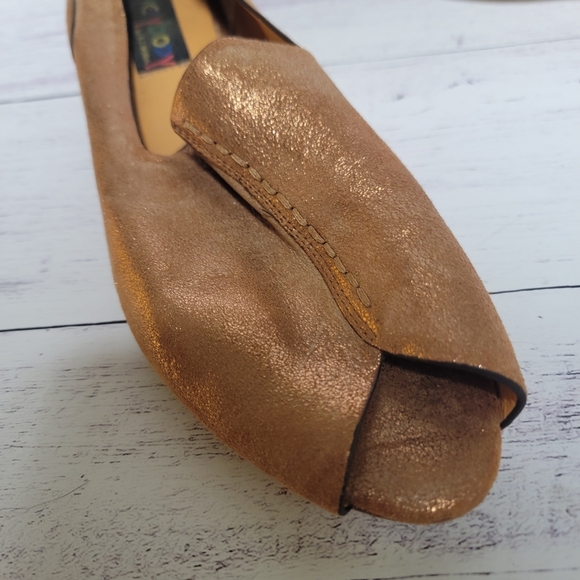 Elegant Gold Women's Loafers - Picture 3 of 5